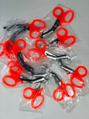 11 pairs of trauma shears with red handles all in plastic bags